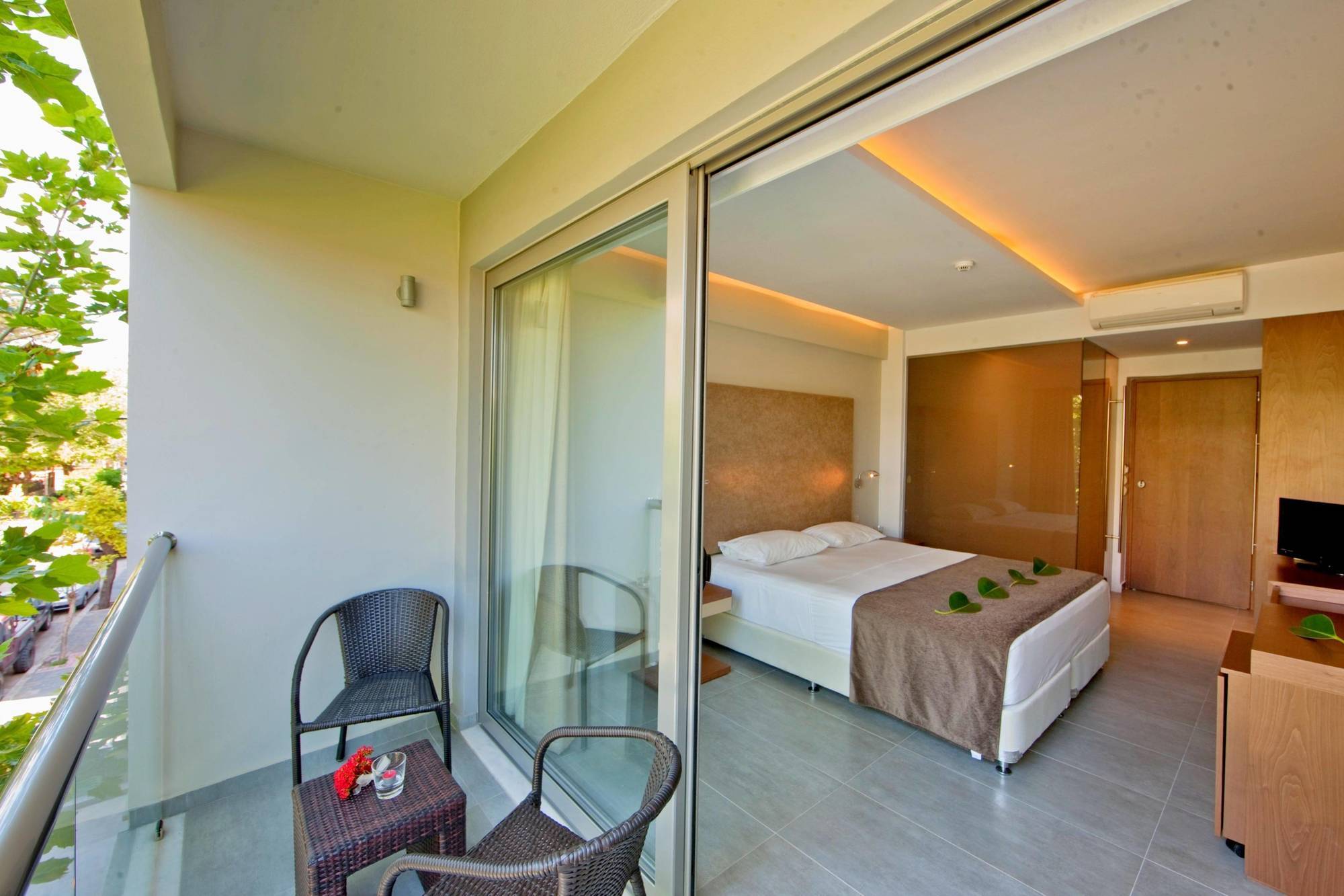 Oktober Downtown Boutique Hotel Rhodes City ภายนอก รูปภาพ